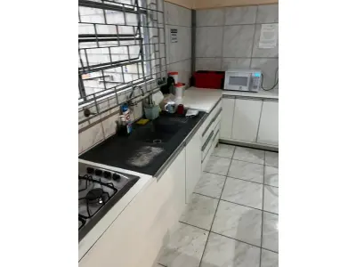 LOTE 003 - Lote de moveis, roupas