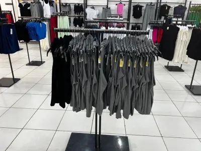 LOTE 004 - Roupas, moveis, eletrônicos