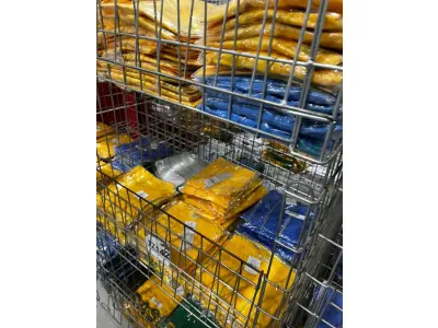 LOTE 003 - Lote de moveis, roupas