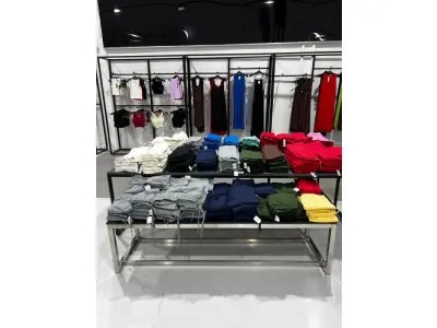 LOTE 003 - Lote de moveis, roupas