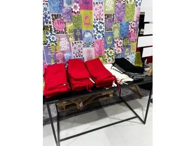 LOTE 003 - Lote de moveis, roupas