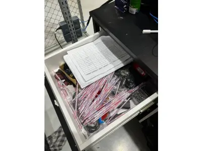 LOTE 003 - Lote de moveis, roupas