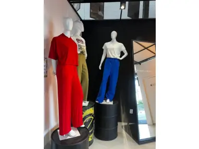 LOTE 003 - Lote de moveis, roupas