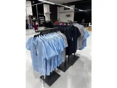 LOTE 003 - Lote de moveis, roupas