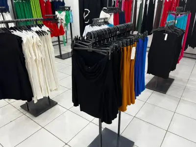 LOTE 004 - Roupas, moveis, eletrônicos