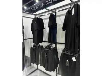 LOTE 003 - Lote de moveis, roupas