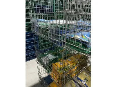 LOTE 003 - Lote de moveis, roupas