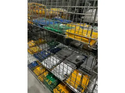 LOTE 003 - Lote de moveis, roupas