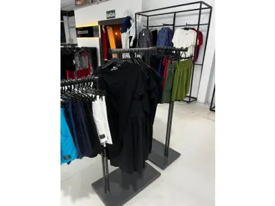 LOTE 003 - Lote de moveis, roupas