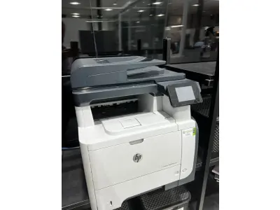 LOTE 003 - Lote de moveis, roupas