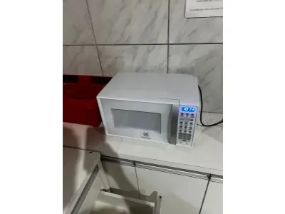 LOTE 003 - Lote de moveis, roupas