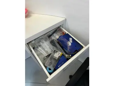 LOTE 003 - Lote de moveis, roupas