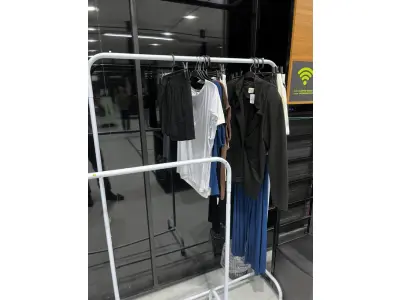 LOTE 003 - Lote de moveis, roupas