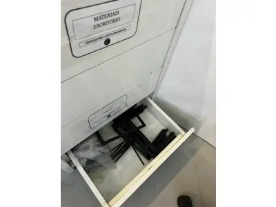 LOTE 003 - Lote de moveis, roupas