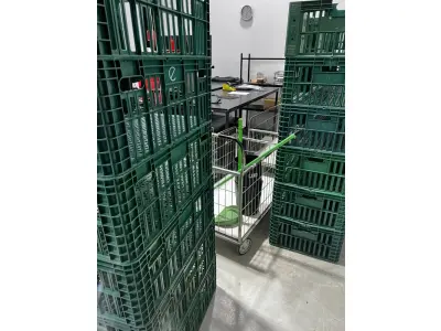 LOTE 003 - Lote de moveis, roupas