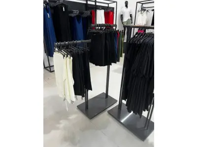 LOTE 003 - Lote de moveis, roupas