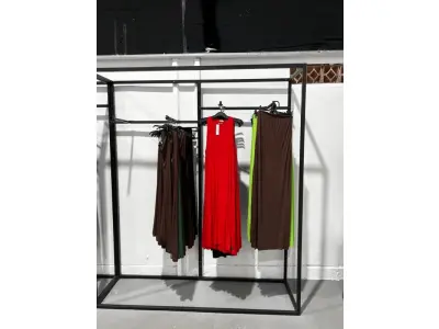 LOTE 003 - Lote de moveis, roupas