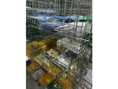 LOTE 003 - Lote de moveis, roupas