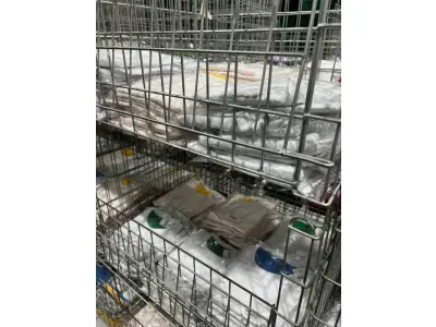 LOTE 003 - Lote de moveis, roupas