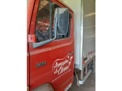 LOTE 001 - Mercedes Benz 709, ano 1991/1992, vermelho c/baú frigorifico