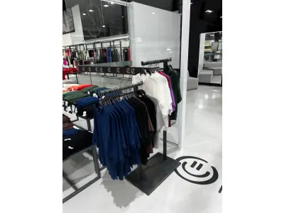 LOTE 003 - Lote de moveis, roupas