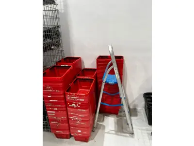 LOTE 003 - Lote de moveis, roupas