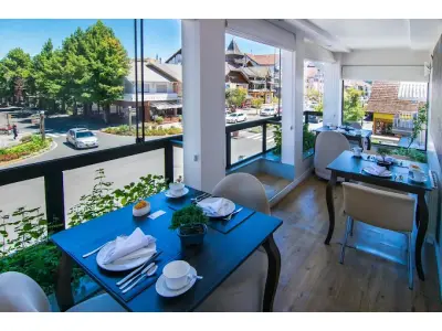 LOTE 001 - HOTEL DE LUXO NO CENTRO DE GRAMADO RS, ESQUINA NA BORGES DE MEDEIROS COM 3 LOJAS