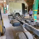 LOTE 002 - Lote de veículos englobados (caminhões e kombi)