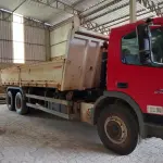 LOTE 002 - Lote de veículos englobados (caminhões e kombi)
