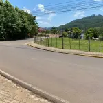 LOTE 001 - Imóvel urbano com área de 632,20 m2, Consta averbada a área de 587,53 m2, para fins comerciais