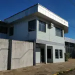 LOTE 001 - PAVILHÃO INDUSTRIAL BEM CONSTRUÍDO E FINAMENTE DECORADO