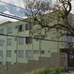 LOTE 001 - O apartamento nº 301 do Bloco A do Edifício Higeya, localizado na Rua Vicente da Fontoura nº 730, Bairro Santana, no segundo andar ou terceiro pavimento, de frente, à esquerda de quem de frente olha para o edifício, tendo a área privativa de 42,90m2, área total de 48,06m
