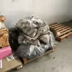 LOTE 14 - um lote grande de componentes e materia prima composto de rolos de sintéticos, placas de borracha, placas de outros materiais, sintéticos, Eva, algodão, feltros, etc. que estão nas pratelerias