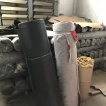 LOTE 14 - um lote grande de componentes e materia prima composto de rolos de sintéticos, placas de borracha, placas de outros materiais, sintéticos, Eva, algodão, feltros, etc. que estão nas pratelerias