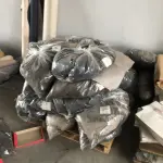 LOTE 14 - um lote grande de componentes e materia prima composto de rolos de sintéticos, placas de borracha, placas de outros materiais, sintéticos, Eva, algodão, feltros, etc. que estão nas pratelerias