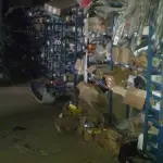 LOTE 5 - Lote de prateleiras metálicas com peças de reposição para veículos, peças de manutenção, partes de carro, tais como: para-choques, capôs de carro, correias, parafusos, porcas, tapetes de carro, painéis plásticos, aros de rodas pneus, partes de lataria de carros, lanternas, etc, aval.: R$ 55.000,00