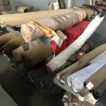 LOTE 14 - um lote grande de componentes e materia prima composto de rolos de sintéticos, placas de borracha, placas de outros materiais, sintéticos, Eva, algodão, feltros, etc. que estão nas pratelerias
