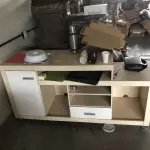 LOTE 05 - móvel baixo bege com branco em madeira com uma porta e 4 gavetas, junto uma mesa grande branca e o outro lado outro movel baixo bege com 2 portas e 4 gavetas, modulado, acompanha 2 porta pcs