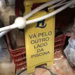 LOTE 065 - 2 cavalete de piscina amarelo