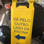 LOTE 065 - 2 cavalete de piscina amarelo