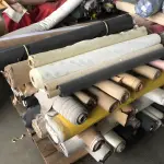 LOTE 14 - um lote grande de componentes e materia prima composto de rolos de sintéticos, placas de borracha, placas de outros materiais, sintéticos, Eva, algodão, feltros, etc. que estão nas pratelerias