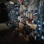 LOTE 5 - Lote de prateleiras metálicas com peças de reposição para veículos, peças de manutenção, partes de carro, tais como: para-choques, capôs de carro, correias, parafusos, porcas, tapetes de carro, painéis plásticos, aros de rodas pneus, partes de lataria de carros, lanternas, etc, aval.: R$ 55.000,00