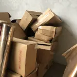 LOTE 13 - um lote de papeloes para embalar e caixas para montar com marcas impressas