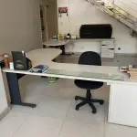 LOTE 10 - MÓVEIS EQUIPAMENTOS - vários itens junto ao prédio