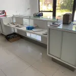 LOTE 10 - MÓVEIS EQUIPAMENTOS - vários itens junto ao prédio