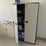 LOTE 10 - MÓVEIS EQUIPAMENTOS - vários itens junto ao prédio