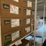 LOTE 059 - lote do almoxarifado, prateleiras com alguns produtos quimicos, filmes e etiquetas muito poucos