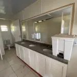 LOTE 067 - espelho e pia marmores com armario em madeira