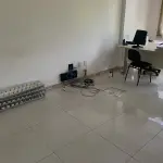 LOTE 10 - MÓVEIS EQUIPAMENTOS - vários itens junto ao prédio