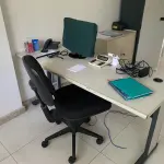 LOTE 10 - MÓVEIS EQUIPAMENTOS - vários itens junto ao prédio